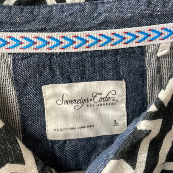 Size L button up pattern Hawaiian shirt - Picture 3 of 4